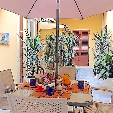Apartment Amo E Flo